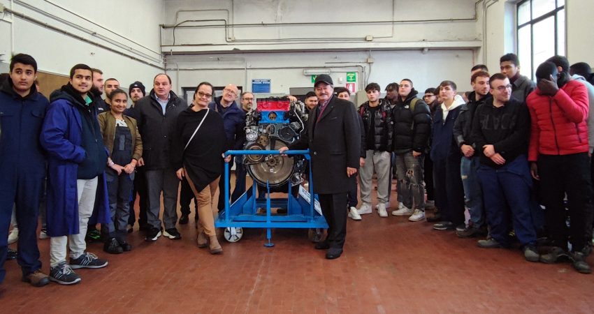 Lavorare sulla formazione per favorire la crescita del territorio: TN Service dona un motore MB agli studenti dell’ISII di Piacenza